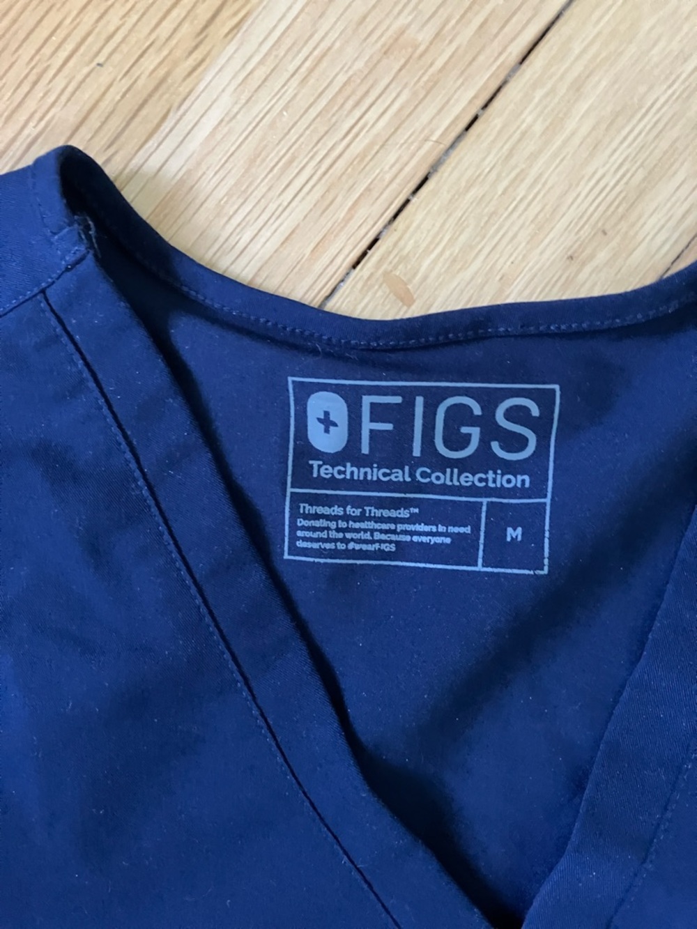 Figs  Medium Navy V-Neck Scrub Top & Jogger Pants - Picture 4 of 11